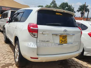 Toyota Vanguard 2011 White