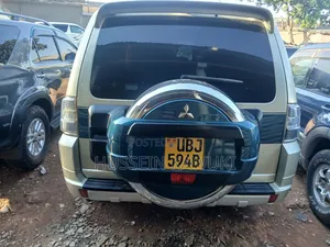 Mitsubishi Pajero 2009 Gold