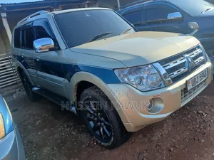 Mitsubishi Pajero 2009 Gold