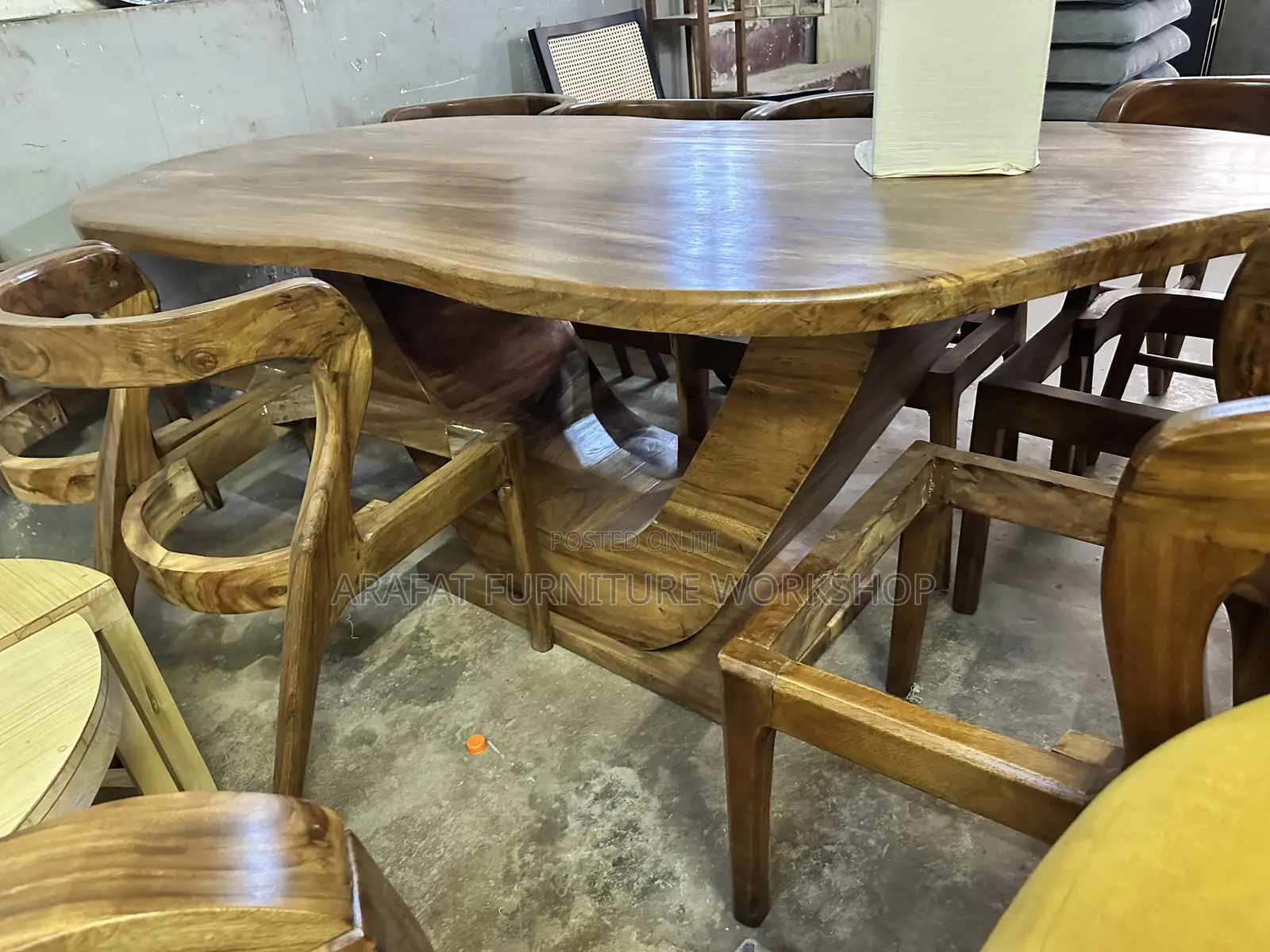 Modern Mugavu Dining Set