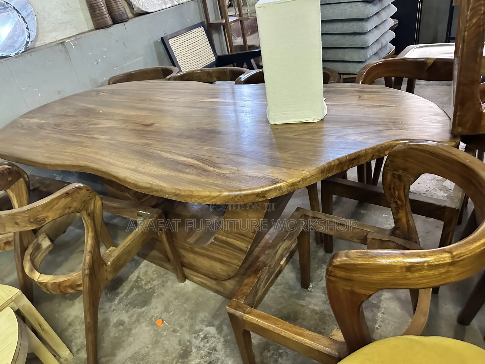 Modern Mugavu Dining Set