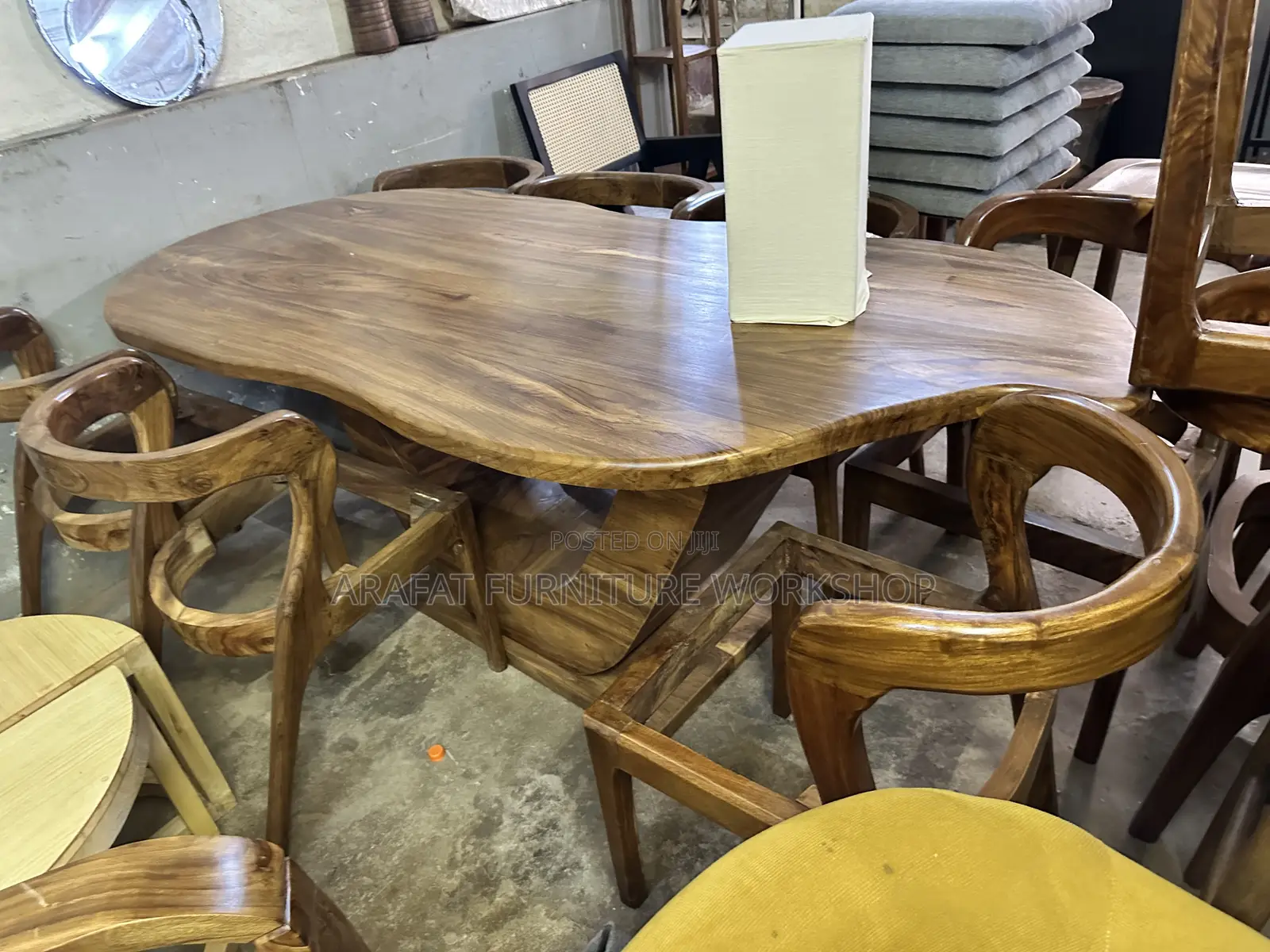 Modern Mugavu Dining Set