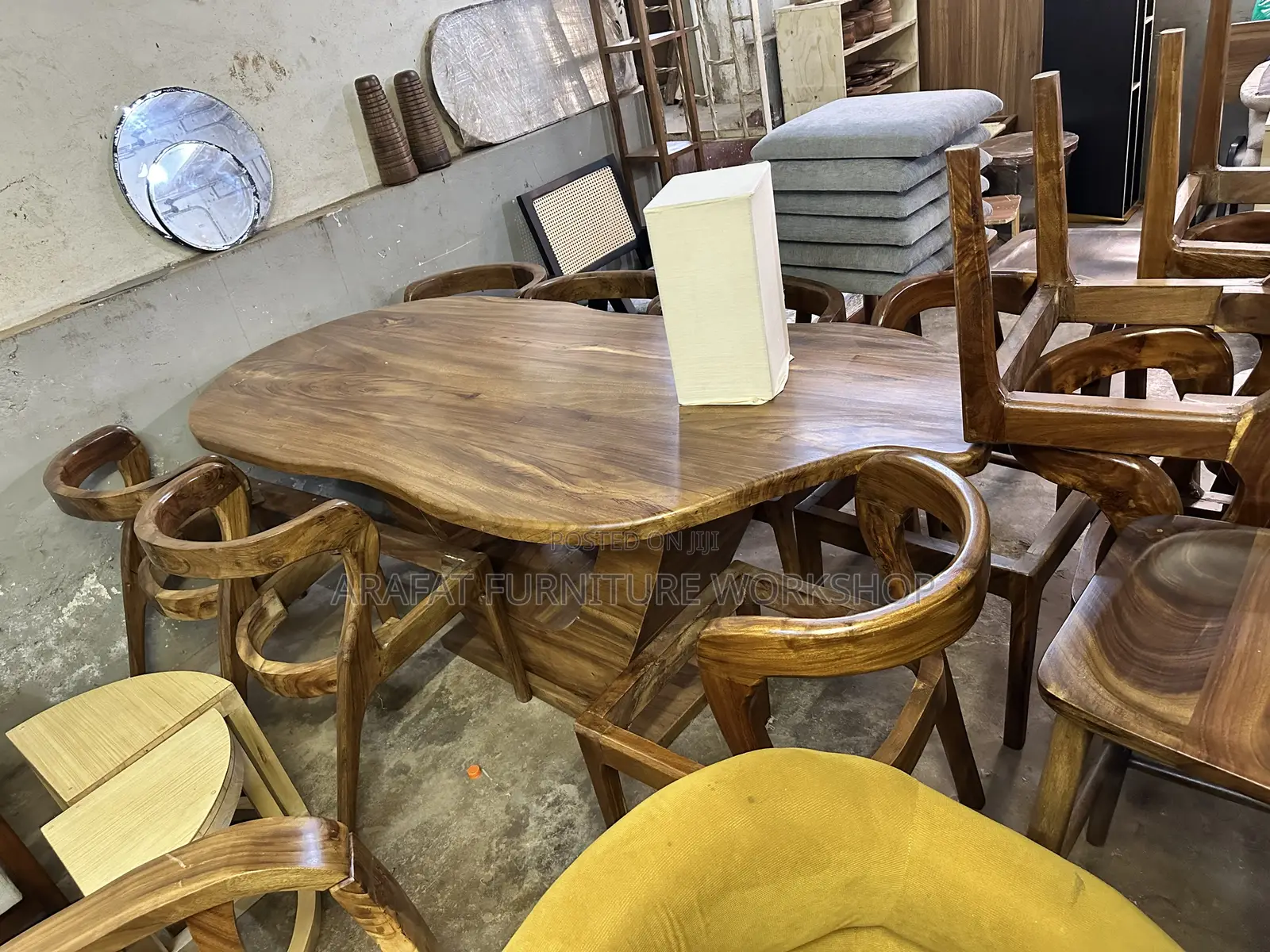 Modern Mugavu Dining Set