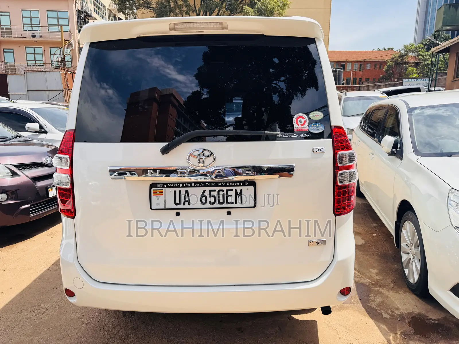 Toyota Noah 2.0 143hp AWD (7 Seater) 2011 White