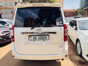 Toyota Noah 2.0 143hp AWD (7 Seater) 2011 White