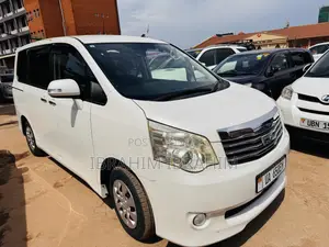Toyota Noah 2.0 143hp AWD (7 Seater) 2011 White