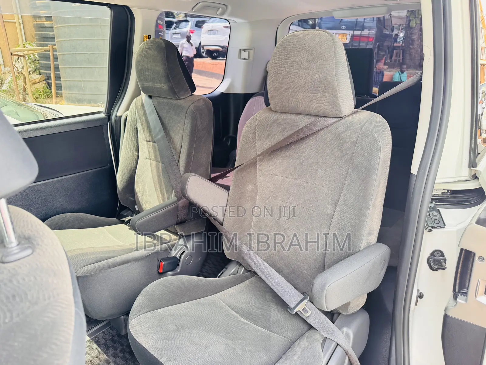 Toyota Noah 2.0 143hp AWD (7 Seater) 2011 White