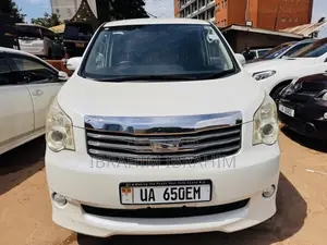 Toyota Noah 2.0 143hp AWD (7 Seater) 2011 White