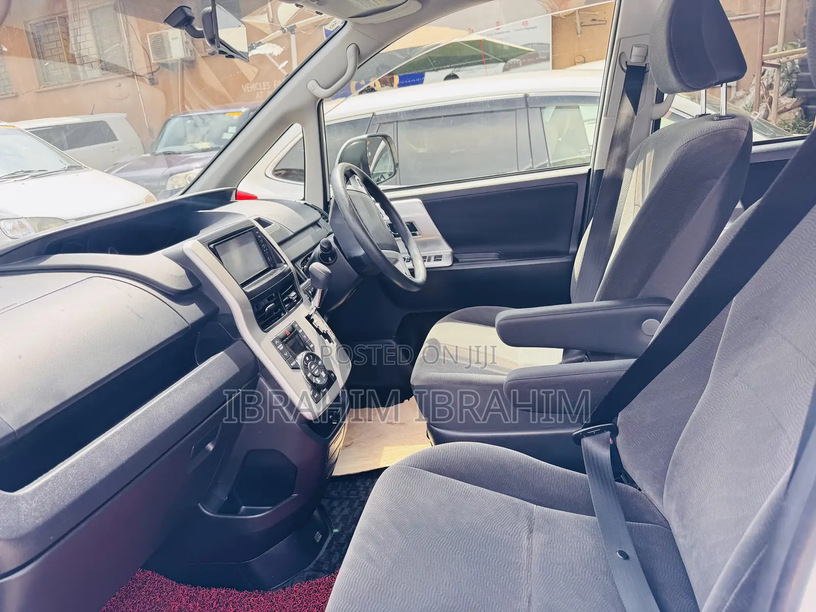 Toyota Noah 2.0 143hp AWD (7 Seater) 2011 White