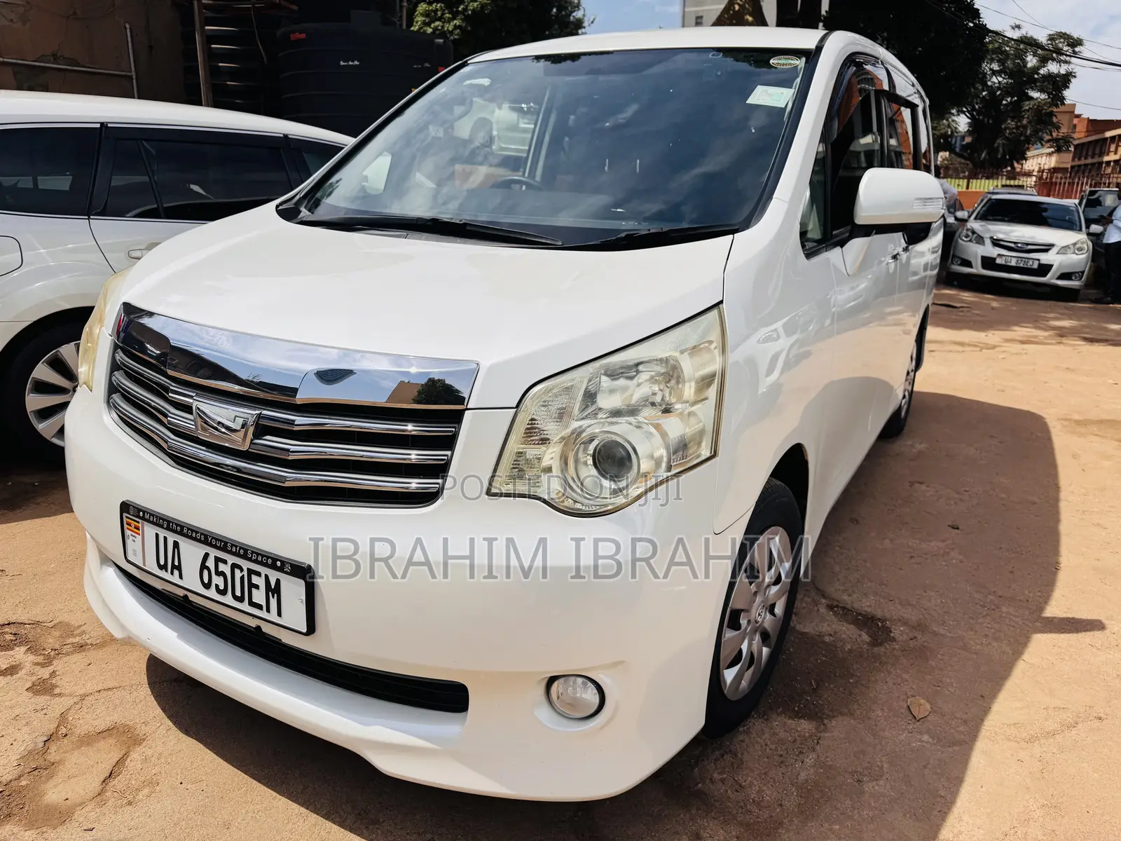 Toyota Noah 2.0 143hp AWD (7 Seater) 2011 White