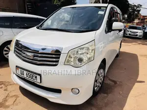 Toyota Noah 2.0 143hp AWD (7 Seater) 2011 White