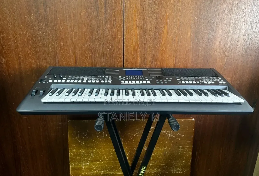 Uk Used Yamaha PSR S670 Keyboard Piano