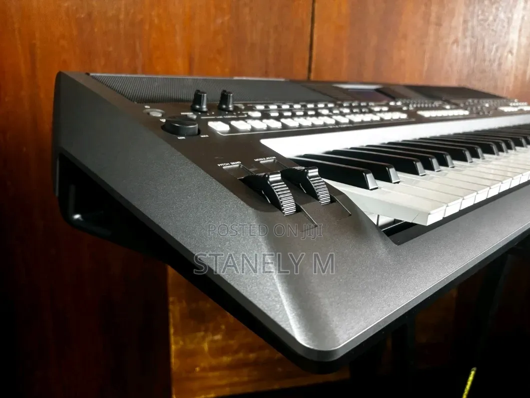 Uk Used Yamaha PSR S670 Keyboard Piano