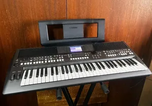 Uk Used Yamaha PSR S670 Keyboard Piano