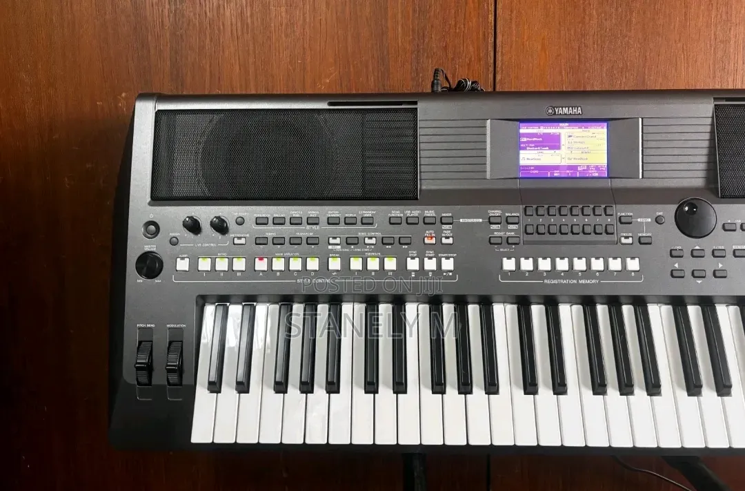 Uk Used Yamaha PSR S670 Keyboard Piano