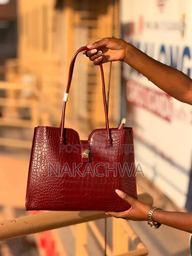 Its a Simple Womens Hand Bag