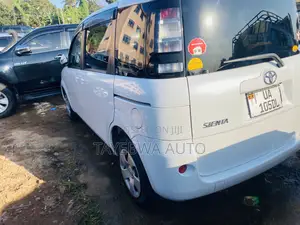 Toyota Sienta 1.5 FWD 2010