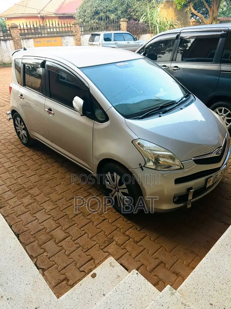 Toyota Ractis 1.5 AWD 2012 Silver