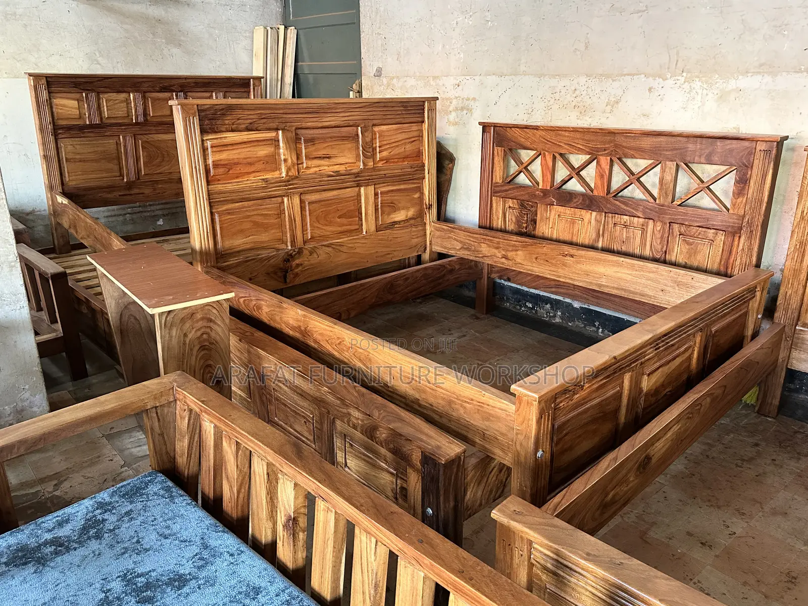 Solid Mugavu Queen Bed