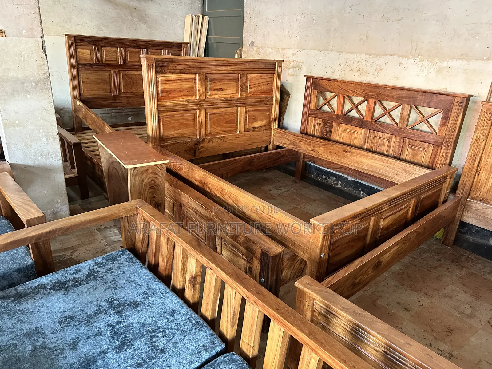 Solid Mugavu Queen Bed