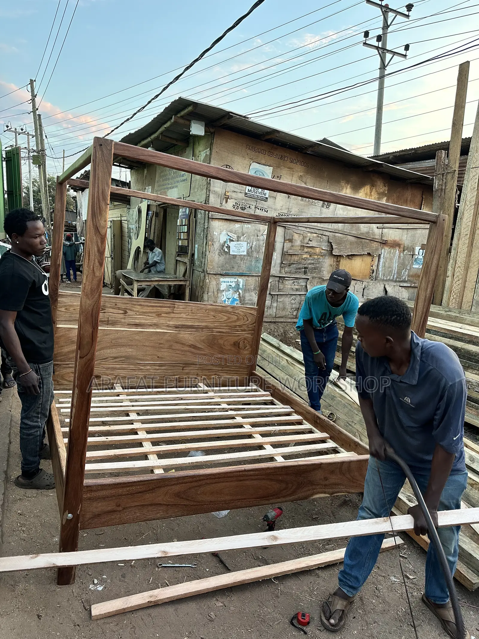 Solid King Mugavu Bed