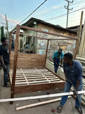 Solid King Mugavu Bed