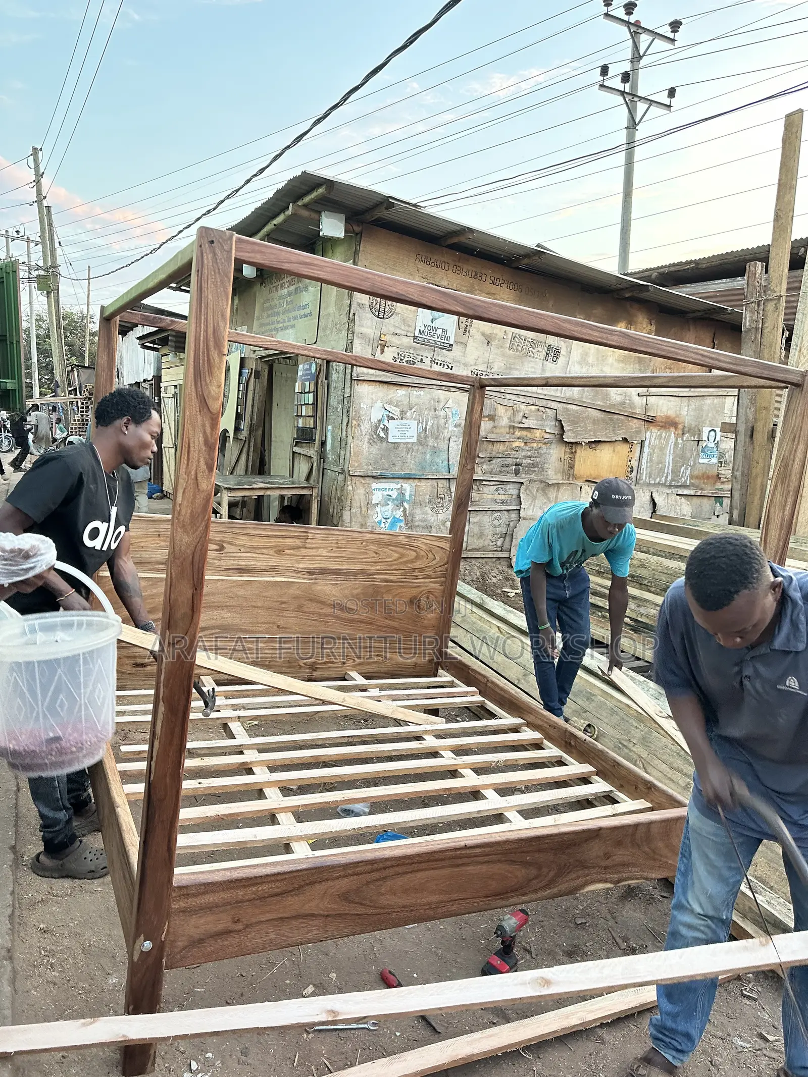 Solid King Mugavu Bed