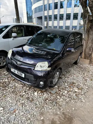 Toyota Sienta 2012 Maroon