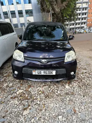 Toyota Sienta 2012 Maroon
