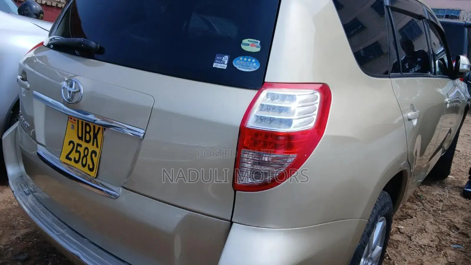 Toyota Vanguard 2011 Gold