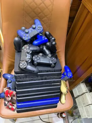 Ps4 Slim + Controllers