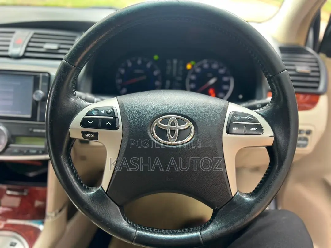 Toyota Premio 2013 Silver
