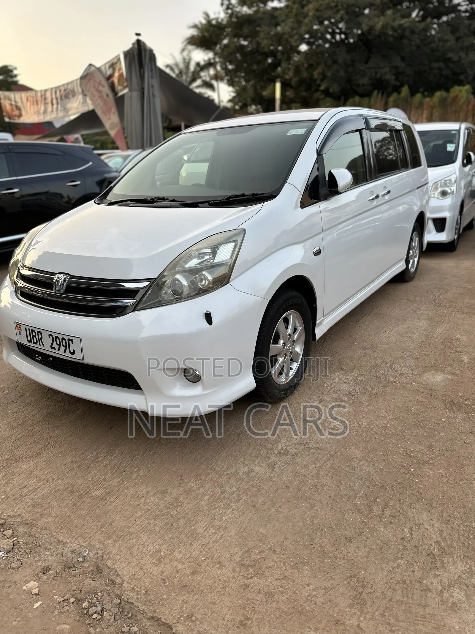 Toyota ISIS 2010 White