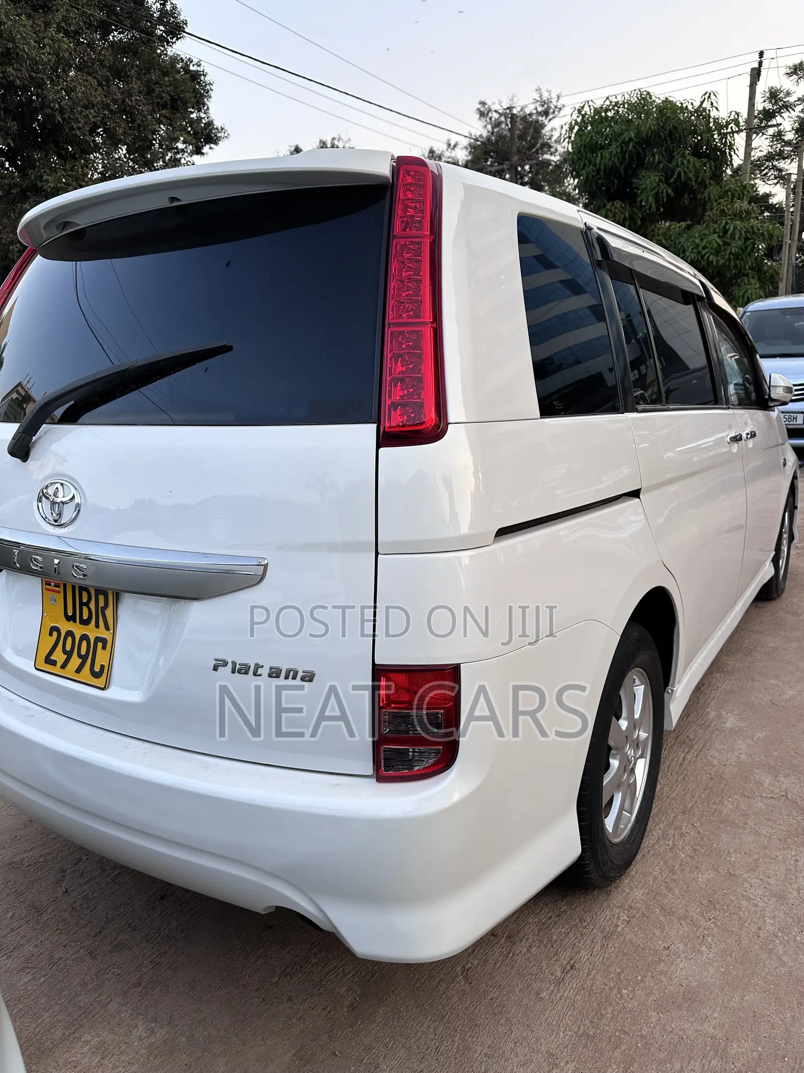 Toyota ISIS 2010 White