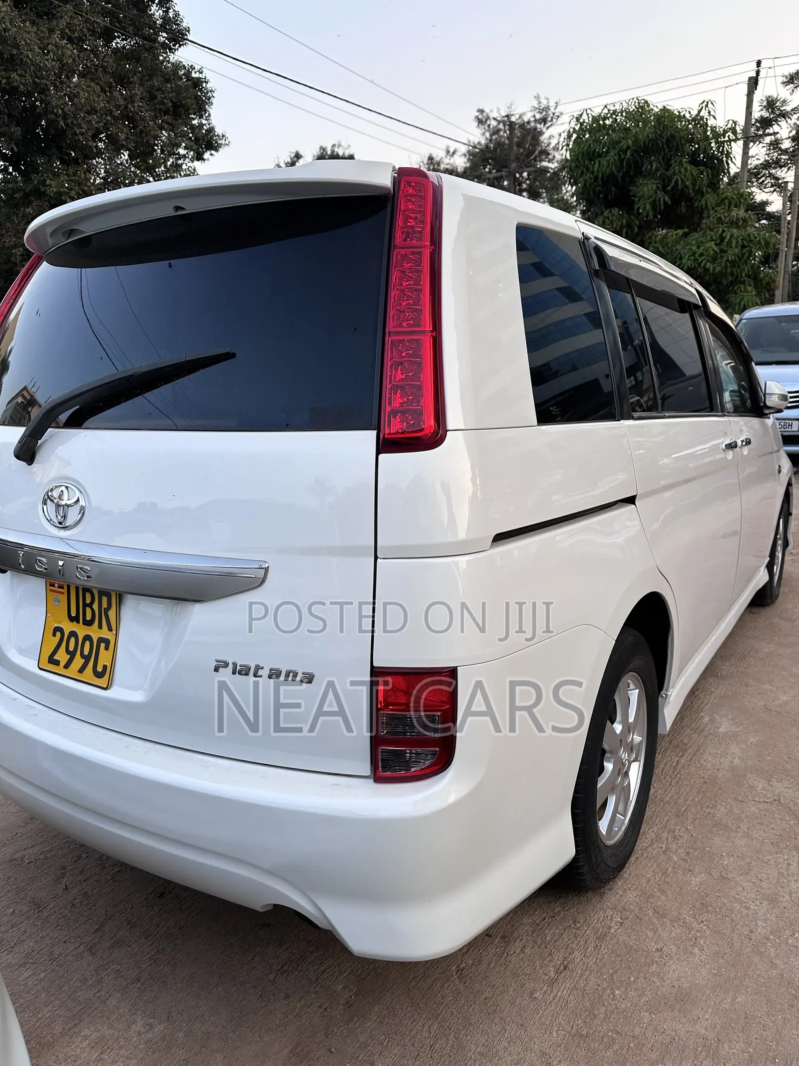 Toyota ISIS 2010 White
