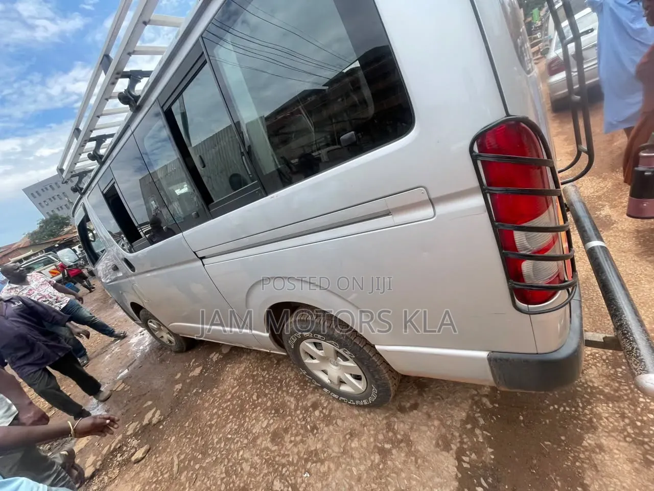 Toyota HiAce 2010 Silver