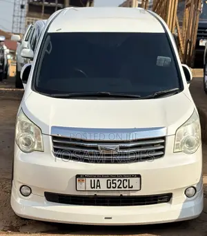 Toyota Noah 2.0 143hp FWD (8 Seater) 2012 White