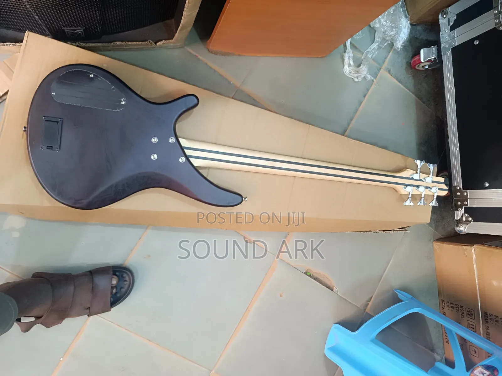 Active Five (5) Strings Active Bass Guitar