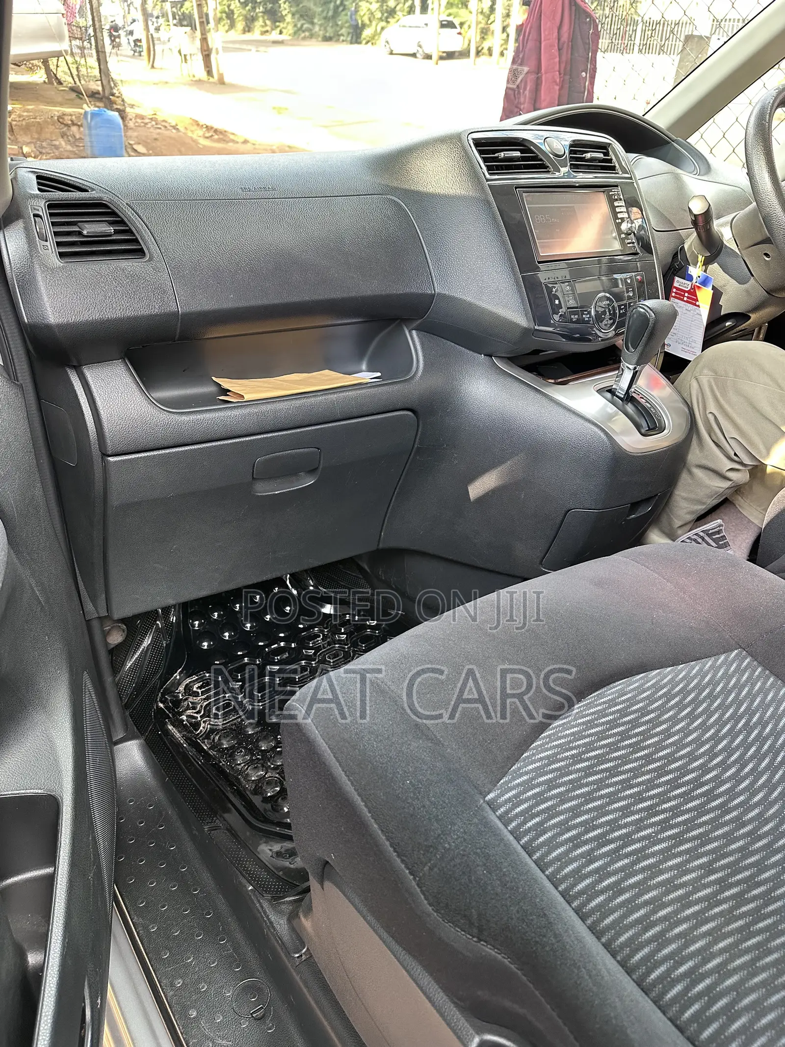 Nissan Serena 2010 Silver