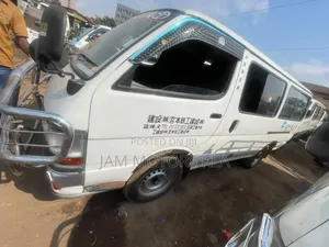 Toyota HiAce 2001 White