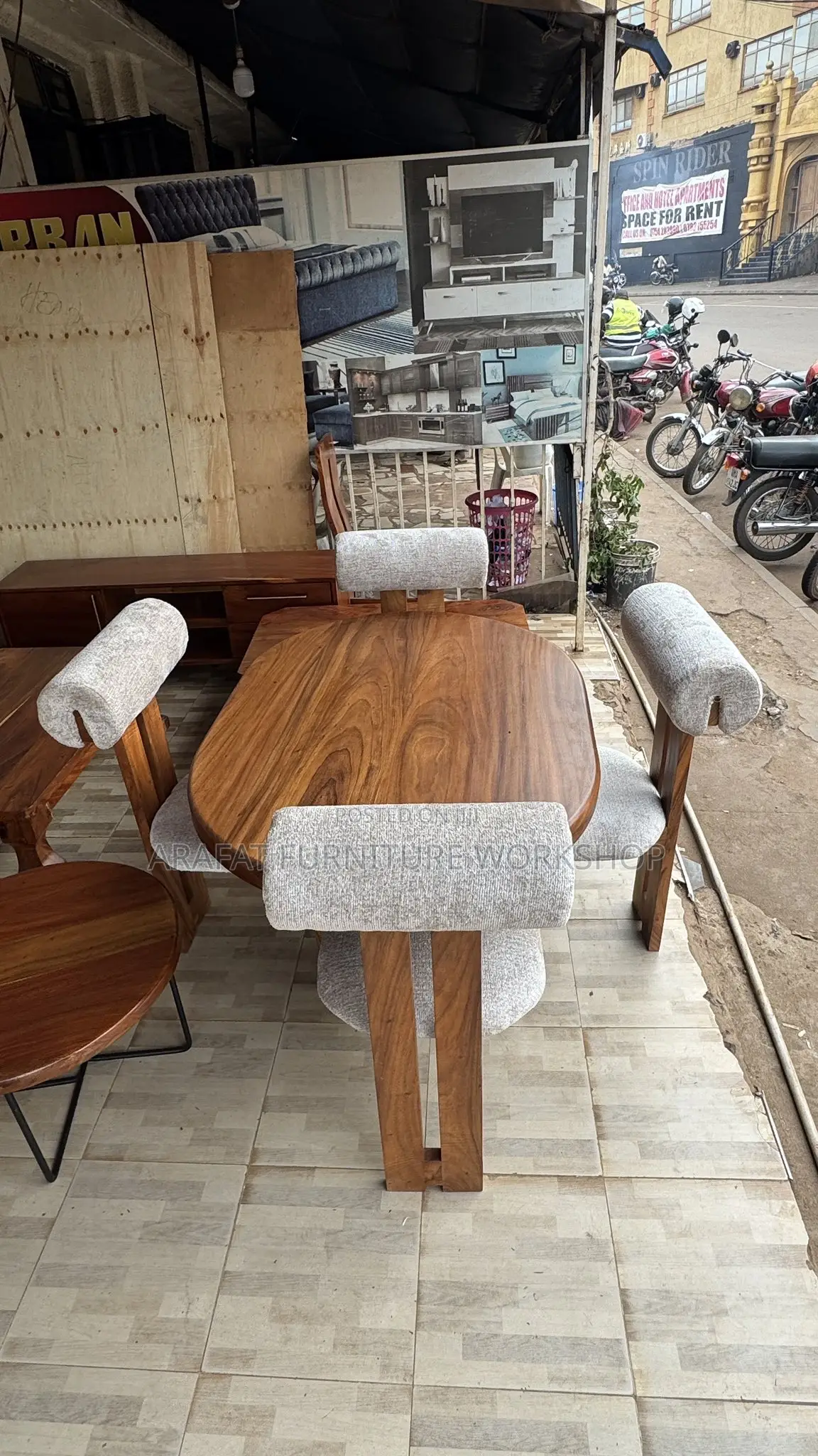 Solid Mugavu Dining Set