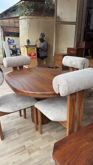 Solid Mugavu Dining Set