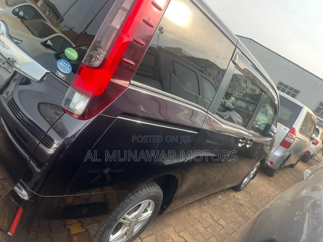 Toyota Noah 2.0 AWD (8 Seater) 2014 Maroon