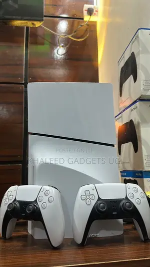 2 Controllers Ps5 Slim Console