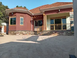 3bdrm House in Kira Mamerito. Kito for sale