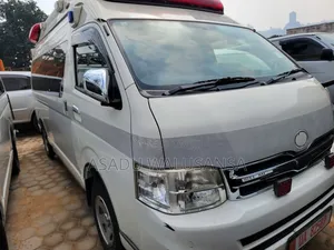 Toyota HiAce 2013 White