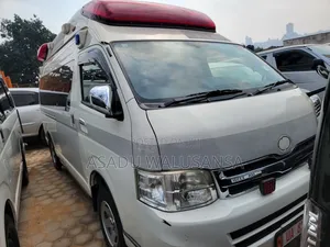 Toyota HiAce 2013 White