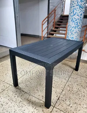 Plastic Black Dinner Tables