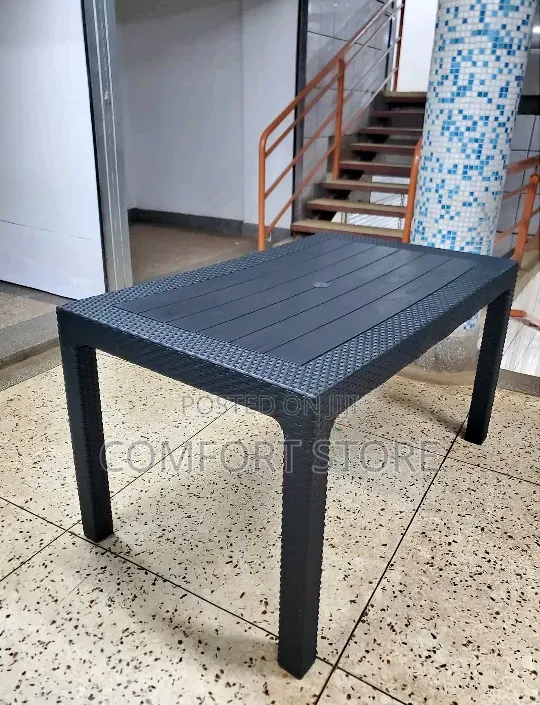 Plastic Black Dinner Tables