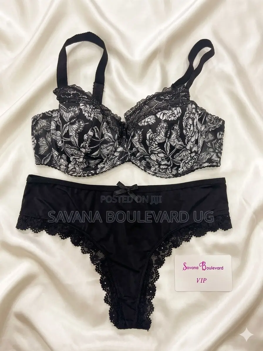 Savana 32d Black and White Bra Set
